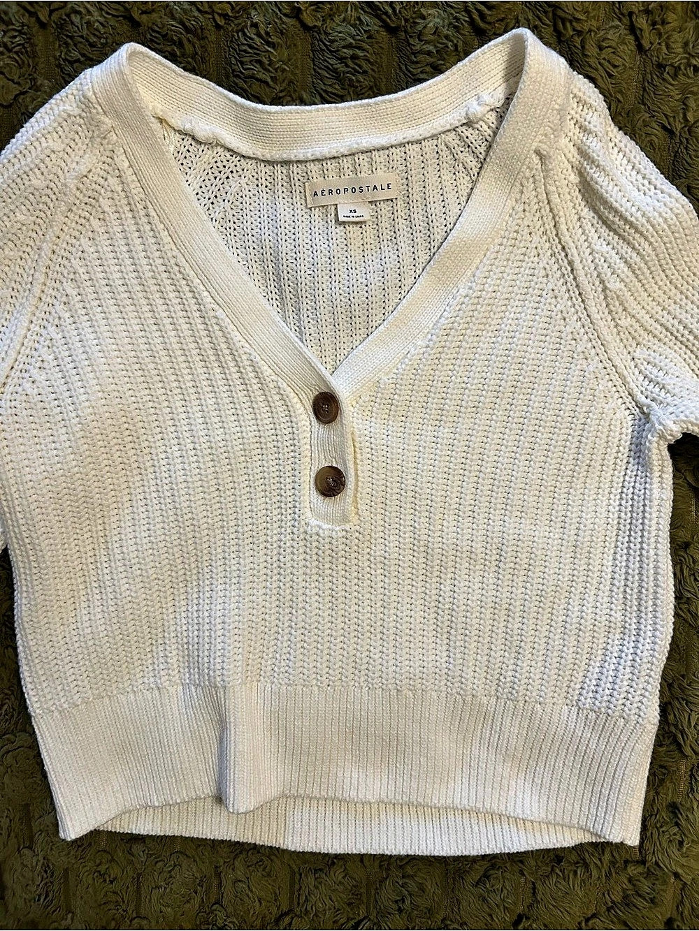 Aeropostale V-Neck Sweater in Cream Size XS Like New